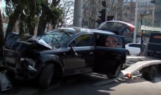 Лек автомобил се вряза в къща на централно кръстовище в Русе