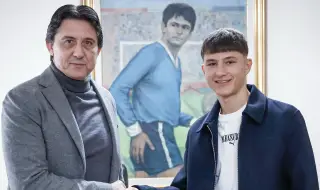 Левски обвърза с първи професионален договор 17-годишния талант Иво Мотев