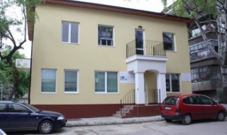 Норвежката посланичка се спъна в дупка в центъра на Варна