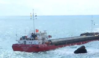 Изпомпват водата от машинното отделение на „Вера Су“