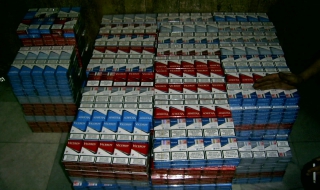 Митничари спипаха маскирани с леща цигари