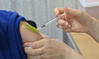 Смесват ваксините на „АстраЗенека” и „Пфайзер”