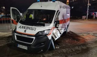 Трамвай удари линейка, лекар е със счупвания и охлузвания