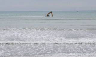 Багер заседна в морето, пропадайки в собствения си трап