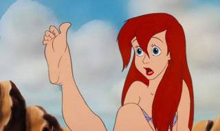 Загадъчна, полугола жена, открита край езеро, твърди, че е русалка (СНИМКА)