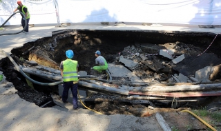 Огромна дупка зейна на бул. "Черни връх" (Снимки)