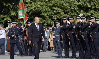 Румен Радев към випускниците на ВВВУ „Георги Бенковски“: Днес вие се посвещавате на святата мисия да гарантирате въздушния суверенитет на Родината