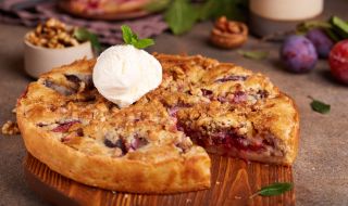 Рецепта на деня: Сладкиш със сини сливи и топка сладолед за разкош