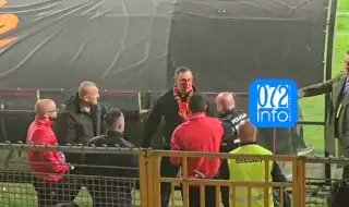 Разярен и облян в кръв фен прекъсна зрелищен мач и вся хаос сред полицаите (ВИДЕО)