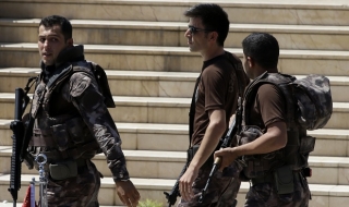 Арестуваха 40 офицери във военната академия на Турция