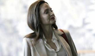 Джоли плаща за смяна на пола на дъщеря ѝ