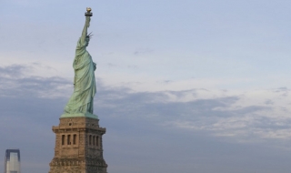 Мълния удари в главата Статуята на свободата (видео)