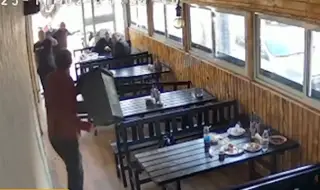 Мъж с психични проблеми вилня с нож и заплаши клиенти в ресторант в София