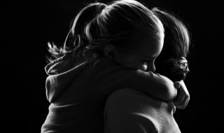 8-годишно момиченце цял живот е в плен на майка си