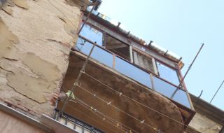 Мазилка падна върху бременна жена и малко дете в София