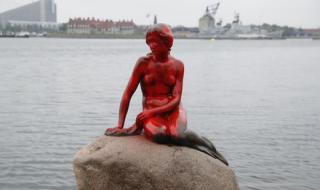 &quot;Окървавиха&quot; Малката русалка в Копенхаген (ВИДЕО)
