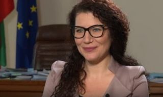 Заради бежанците: Граждани настояват за оставката на Калина Константинова 