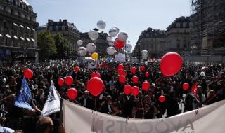 Хиляди на протест във Франция