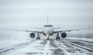 Снеговалеж предизвика инцидент със самолет