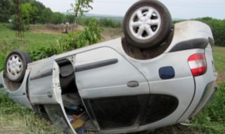 19-годишен шофьор изхвърча от колата си след катастрофа