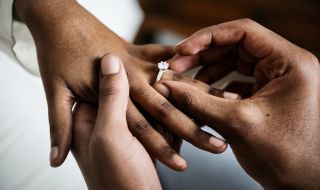 Нападател отпразнува гол с предложение за брак (ВИДЕО)
