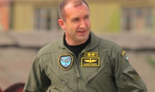 Шефът на бойната ни авиация подаде оставка