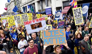 Лондон кипи! Хиляди протестират срещу Брекзит