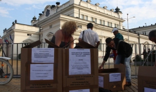 Осмо кафе пред парламента. Протестиращи редактират Избирателния кодекс (обновена 11.45)