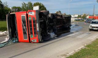 Камион с боклук се обърна във Велико Търново