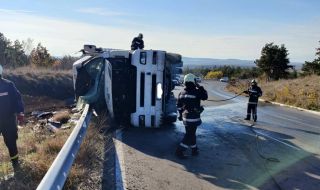 Камион се обърна в Сливенско, има разлив на гориво