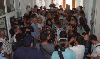 Варненци нахлуха в Областната управа, искат Орешарски да си ходи