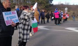 Жители на Омуртаг блокираха пътя София-Варна
