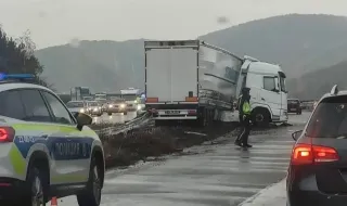 Truck accident restricts traffic on Hemus Motorway