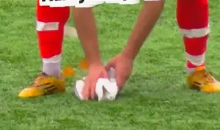 Куриоз в Турция: Вратар удари чайка с топката, а негов съотборник я съживи (ВИДЕО)