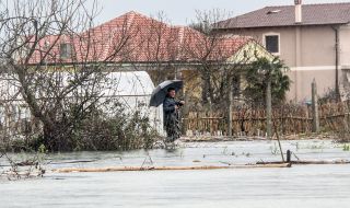Сериозни наводнения в северноалбански град