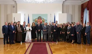 В навечерието на Деня на будителите: Президентът връчи почетен знак на културни дейци