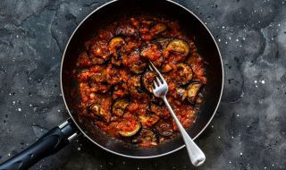 Рецепта на деня: Патладжани с доматен сос и чесън