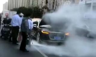 Китайският Rolls-Royce се запали в движение
