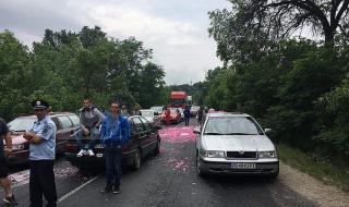Блокада на пътя Пловдив-Карлово! Розопроизводителите протестират