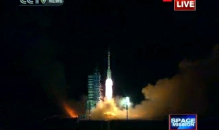 Китай скачва първи кораб с орбиталната си станция