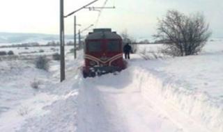 Бързият влак от Русе за Варна закъса в пряспа