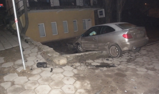 Млад шофьор излетя на заледено кръстовище