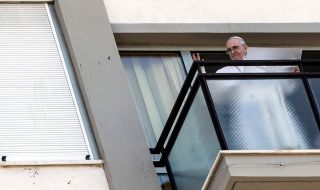 Първа поява на Папа Франциск след операцията