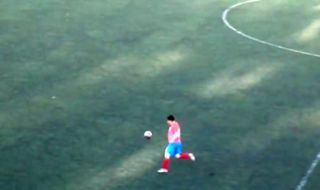 Наднормен футболист стана хит в социалните мрежи с този гол (ВИДЕО)