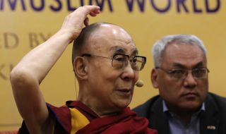 Далай Лама се извини, след като поиска от дете да смуче езика му (ВИДЕО)