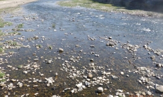 Нарушиха дебита на вода в река Въча край Кричим