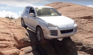 15-годишно Porsche Cayenne изумява с офроуд възможностите си (ВИДЕО)