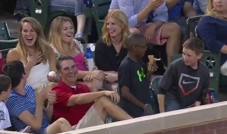 Хитър малчуган очарова бейзболна фенка (ВИДЕО)