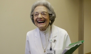 На 90 години, а още има желание да работи