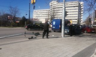 Светофар се стовари върху бус на "Съдебна охрана" и кола в Кючука